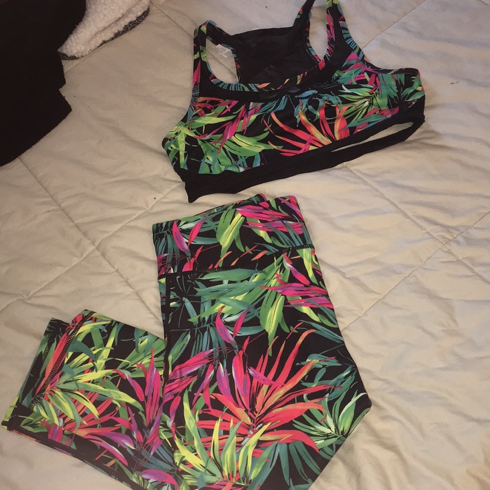 Fabletics active set. Crops and bra. Bnwt. Size S